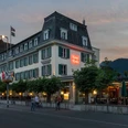 hotel-krebs-interlaken-aussenansicht-abend-beleuchtung-strasse.jpg
