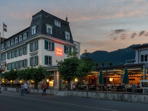 hotel-krebs-interlaken-aussenansicht-abend-beleuchtung-strasse.jpg