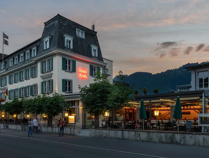 hotel-krebs-interlaken-aussenansicht-abend-beleuchtung-strasse.jpg