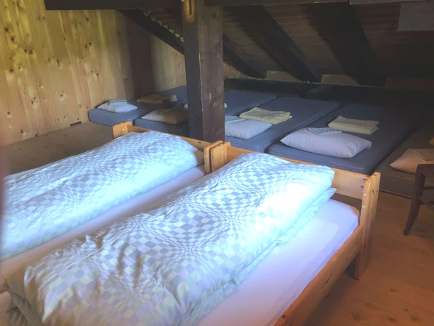 Dortoir dans les combles de la cabane d'alpage