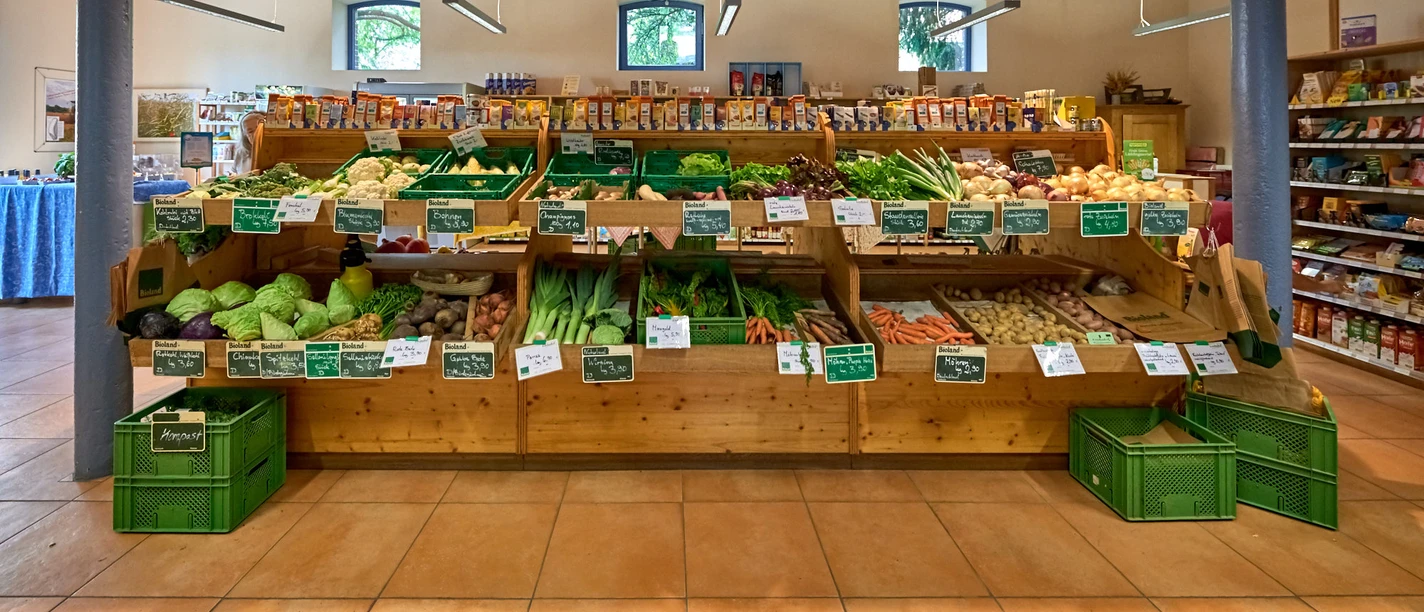 Hofladen mit Gemüsestand Lindenhof, Niedersachsen, Deutschland Hofladen mit Gemüsestand Lindenhof, Niedersachsen, Deutschland
