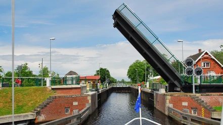 MS Stadt Aurich an der Schleuse Kukelorum MS Stadt Aurich an der Schleuse Kukelorum