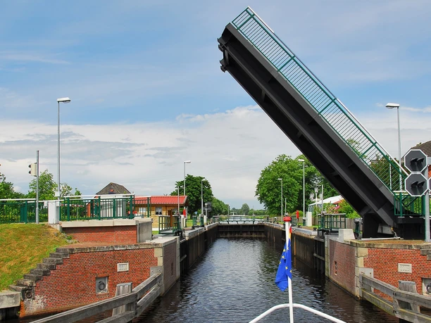 MS Stadt Aurich an der Schleuse Kukelorum MS Stadt Aurich an der Schleuse Kukelorum