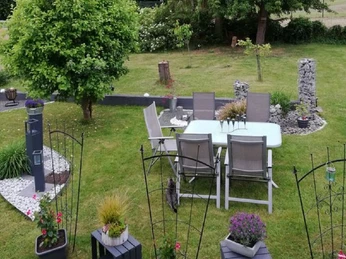 Garten mit großem Gartentisch und Stühlen