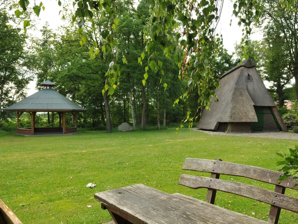 Moorkate und Schutzhütte.JPG