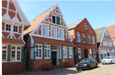 Otterndorf Altstadt-Buchhandlung m. Galerie u. Johann Heinrich Voß Museum Historisches Fachwerkhaus mit Altstadt-Buchhandlung und Museum in Otterndorf bei Sonnenschein.