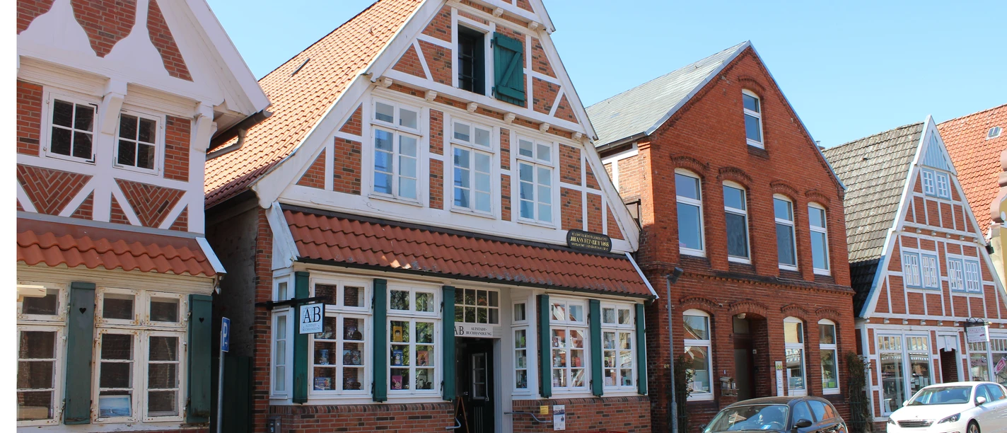 Otterndorf Altstadt-Buchhandlung m. Galerie u. Johann Heinrich Voß Museum Historisches Fachwerkhaus mit Altstadt-Buchhandlung und Museum in Otterndorf bei Sonnenschein.