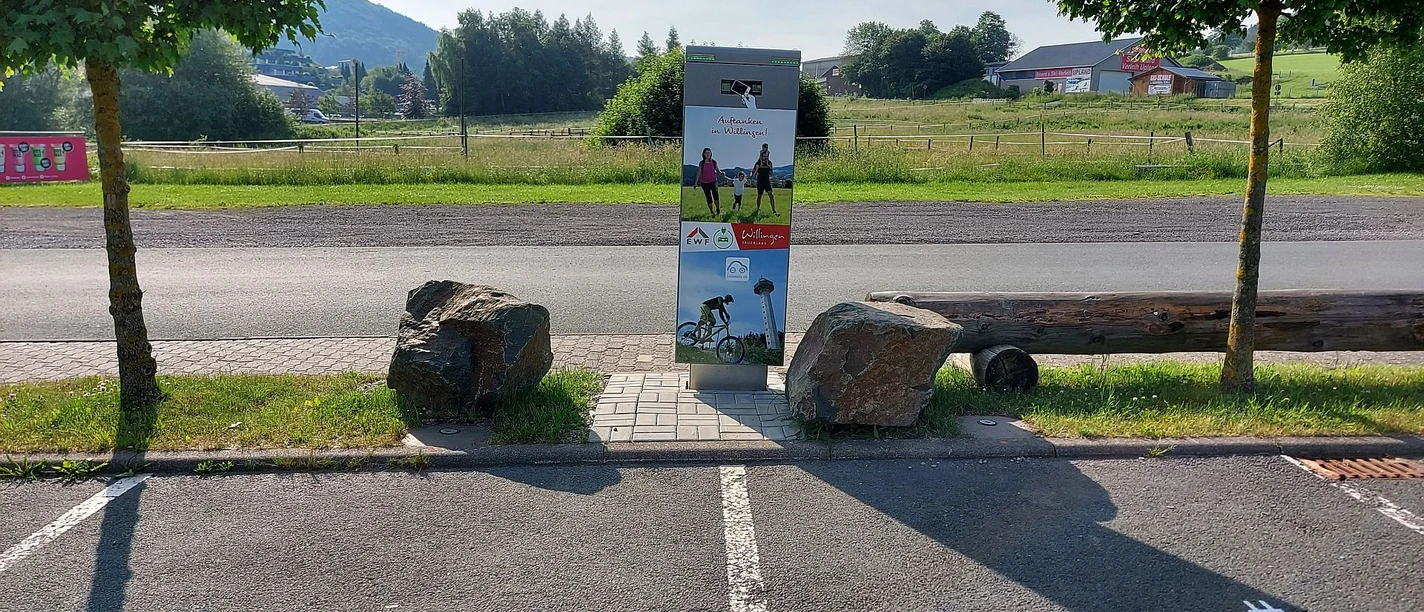 Original E-Ladesäule an der ESB Copyright Tourist-Information Willingen CC BY-SA.jpg