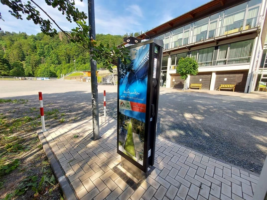 Original E-Ladesäule Rückseite Mühlenkopfschanze Copyright Tourist-Information Willingen CC BY-SA.jpg