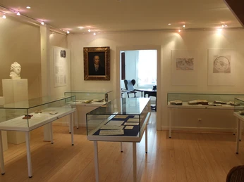Johann Heinrich Voß Museum - Nordseebad Otterndorf Heller Ausstellungsraum mit Vitrinen, Büsten und historischen Dokumenten im Johann Heinrich Voß Museum.