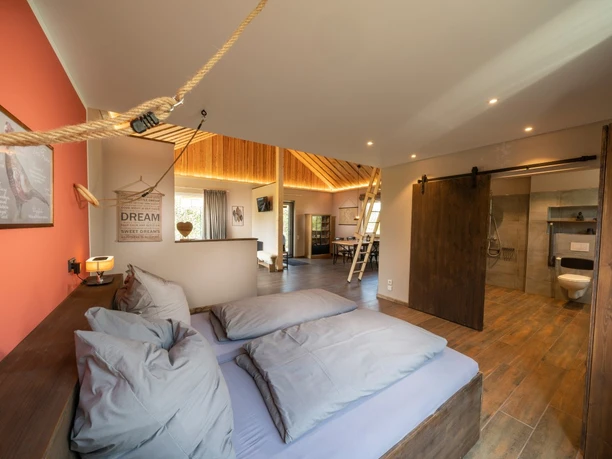 Der Schlafbereich des Baumhaus Fasan des Baumhaushotels Otterndorf The sleeping area of the tree house pheasant of the tree house hotel Otterndorf