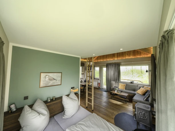 Der Innenbereich des Baumhauses Spatz The interior of the Spatz tree house