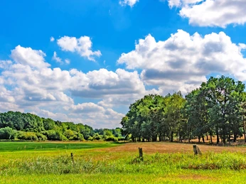 Weite Kulturlandschaft in der flach-welligen Zevener Geest Weite Kulturlandschaft in der flach-welligen Zevener GeestWide cultural landscape in the flat, undulating Zevener GeestBredt kulturlandskab i det flade, bølgende Zevener GeestWeids cultuurlandschap in de vlakke, golvende Zevener Geest