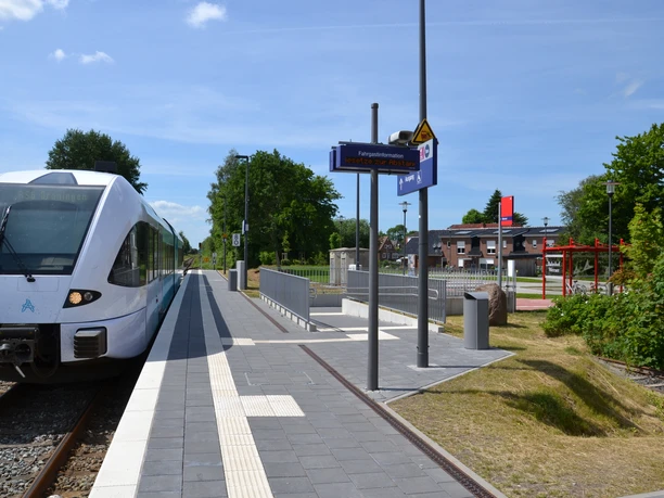 Bahnsteig Weener.JPG