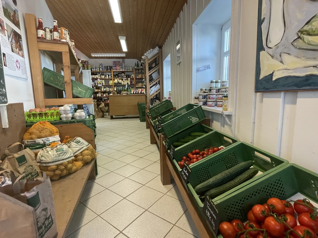 Biolandhof Agena-Dreyer Regale eines Hofladens mit frischem Gemüse, Eiern, Kartoffeln und regionalen Bioprodukten.