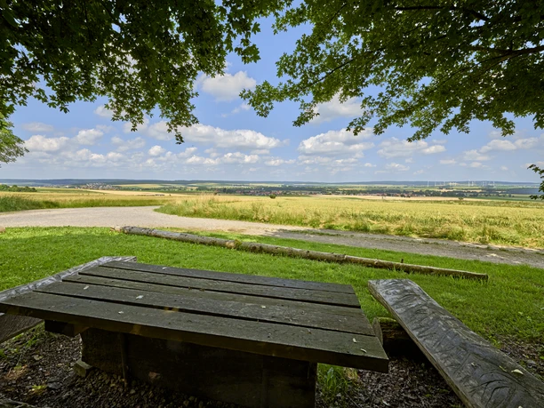 Rastplatz mit Ausblick auf Heere und das Innerstetal Rastplatz mit Ausblick auf Heere und das Innerstetal