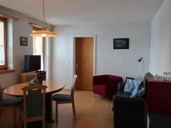 Wohnzimmer mit Esstisch