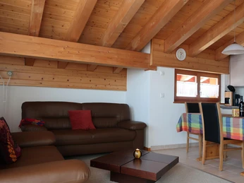 Wohnzimmer mit Küche