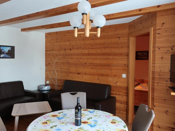 Wohnzimmer mit Esstisch