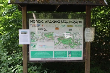 Informatiebord in het bos dat het startpunt van de Sellingsloh Nordic Walking rondwandeling markeert.