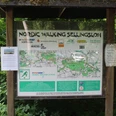 Informationstafel im Wald, die den Startpunkt des Sellingsloh Nordic Walking Rundwegs markiert.