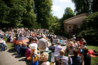 Musikpavillon im Sommer mit Zuschauern
