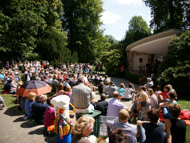 Musikpavillon im Sommer mit Zuschauern