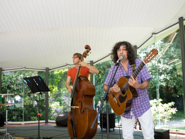 Duo mit Gittare und Bass im Musikpavillon Bergpark Wilhelmhoehe