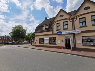 Asia-Restaurant Fang Gebäude mit dem Schild Asia Restaurant Fang an einer Straßenecke bei bewölktem Himmel
