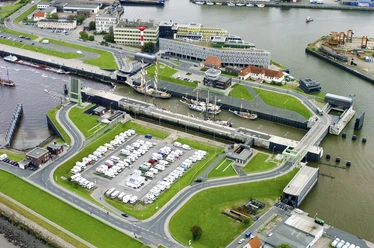 Erlebnis Bremerhaven GmbH - Reisemobil-Stellplatz Doppelschleuse DSC_0189_cmyk (c) Wolfhard Scheer_Erlebnis Bremerhaven.jpg Luftaufnahme der Doppelschleuse und des Reisemobil-Stellplatzes in Bremerhaven