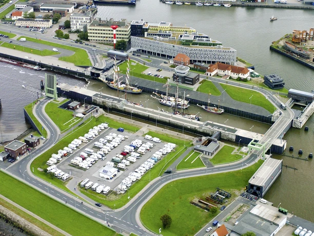 Erlebnis Bremerhaven GmbH - Reisemobil-Stellplatz Doppelschleuse DSC_0189_cmyk (c) Wolfhard Scheer_Erlebnis Bremerhaven.jpg Luftaufnahme der Doppelschleuse und des Reisemobil-Stellplatzes in Bremerhaven