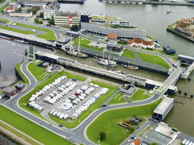 Erlebnis Bremerhaven GmbH - Reisemobil-Stellplatz Doppelschleuse DSC_0189_cmyk (c) Wolfhard Scheer_Erlebnis Bremerhaven.jpg Luftaufnahme der Doppelschleuse und des Reisemobil-Stellplatzes in Bremerhaven