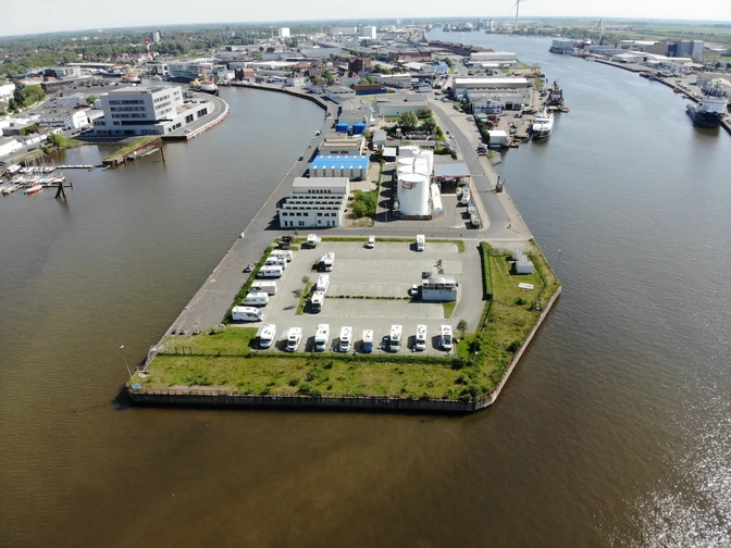 Erlebnis Bremerhaven GmbH - Reisemobil-Stellplatz Fischkai DJI_0135 (c) Thorsten Mävers_Erlebnis Bremerhaven.jpg