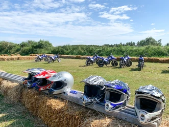 Mini-Cross Bikes und Helme