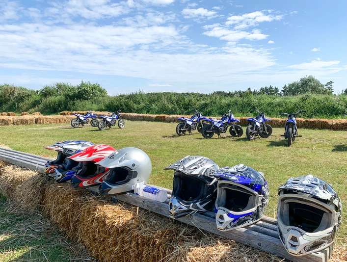 Mini-Cross Bikes und Helme