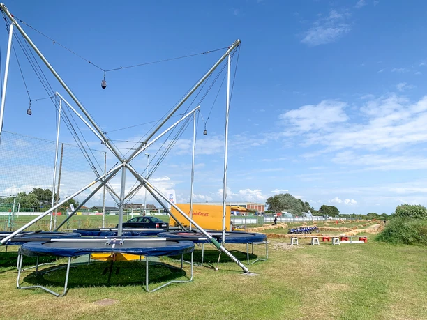 Bungee-Trampolin am Mini-Cross Platz