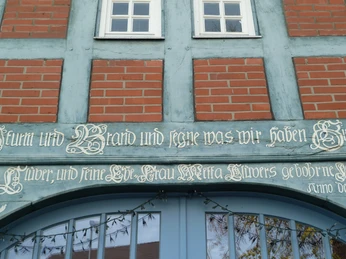 Clüverhaus Inschrift Tür Inschrift über blauem Torbogen am Clüverhaus aus fließender Schrift auf Backsteinfassade.