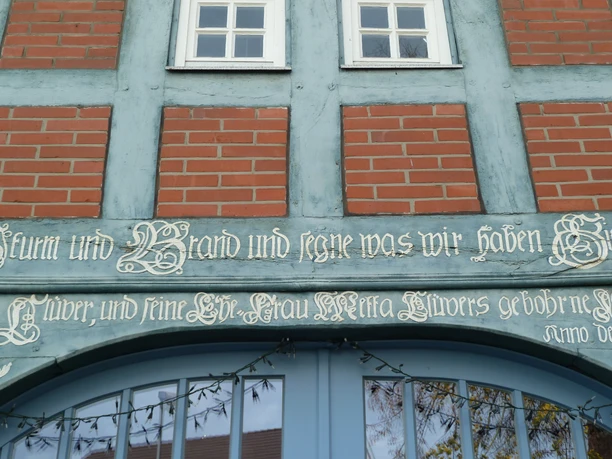 Clüverhaus Inschrift Tür Inschrift über blauem Torbogen am Clüverhaus aus fließender Schrift auf Backsteinfassade.
