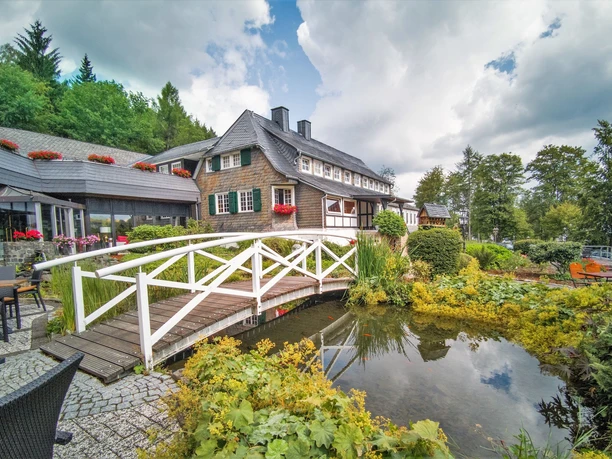 Außenansicht idyllische Lage Romantik Hotel Stryckhaus_(c) Göbel Hotels.jpg