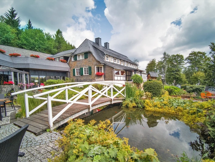 Außenansicht idyllische Lage Romantik Hotel Stryckhaus_(c) Göbel Hotels.jpg