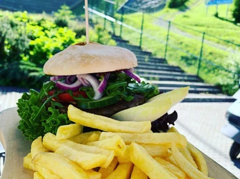 Genuss mit Blick auf die Schanze_(c) Café Aufwind.jpg