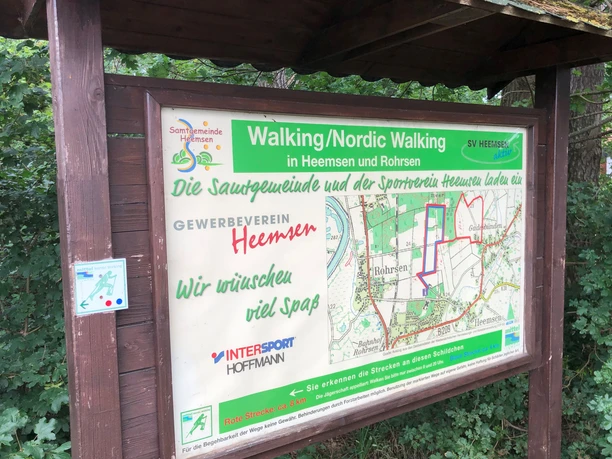 Informatiebord in het bos met kaart en informatie over nordic walking in Heemsen en Rohrsen.