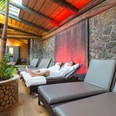 Teutoburger Wald-2015-Wellness-001-Teutoburger-Wald-Tourismus-D-Ketz.jpg Zwei Personen in weißen Bademänteln entspannen auf Liegen in einem eleganten, gemütlichen Wellnessbereich.