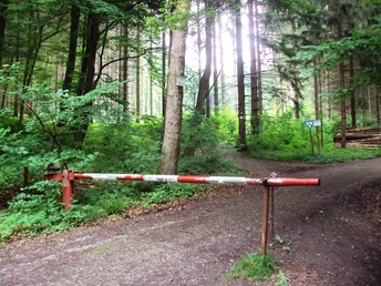 Salzgitter-Gebhardshagen, Wanderweg 17 erste Schranke mit Zusammefuehrung Hin- und Rueckweg