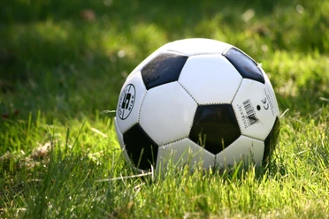 Fußball auf Rasen