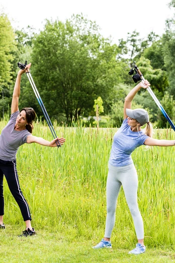 Stretching mit Nordic Walking Stöcken Stretching mit Nordic Walking Stöcken