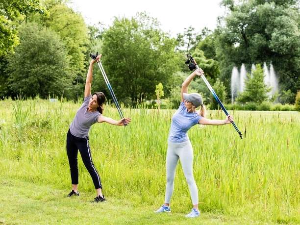 Stretching mit Nordic Walking Stöcken Stretching mit Nordic Walking Stöcken