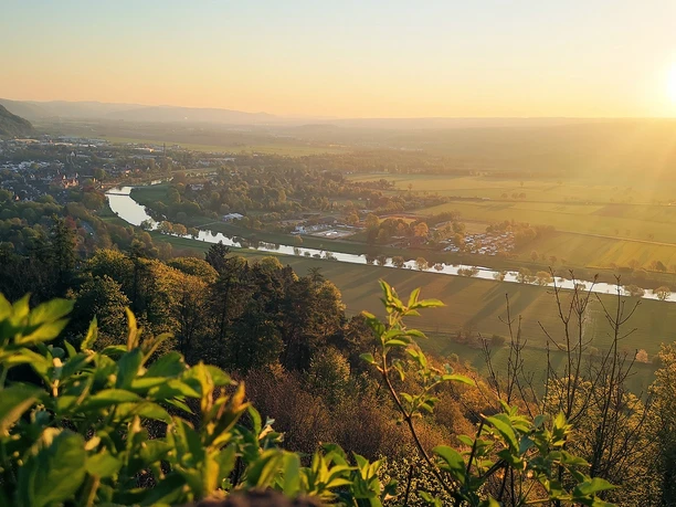 Blick vom Rodeneckturm bei Sonnenaufgang Blick vom Rodeneckturm über eine weite, sonnenbeschienene Landschaft mit Dörfern und Flüssen im Morgenlicht.