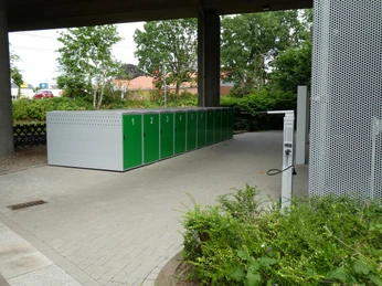 Fahrradboxen am Achimer Bahnhof bieten sicheren Stauraum für Fahrräder direkt unter einer Überdachung.