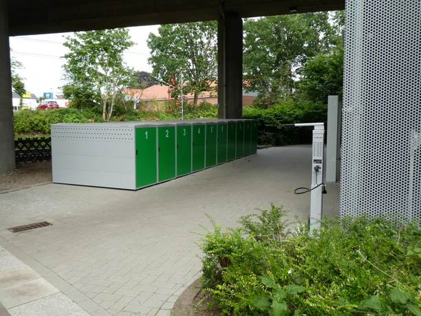 Fahrradboxen am Achimer Bahnhof bieten sicheren Stauraum für Fahrräder direkt unter einer Überdachung.